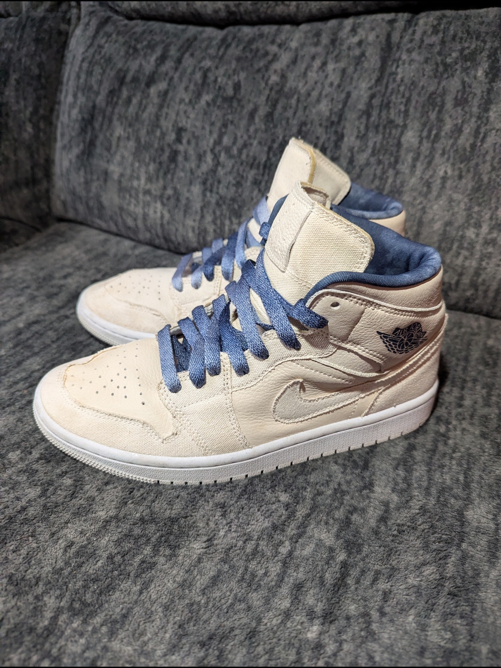 Nike Air Jordan 1 Women's High-Top Trainers in Cream with Blue Accents